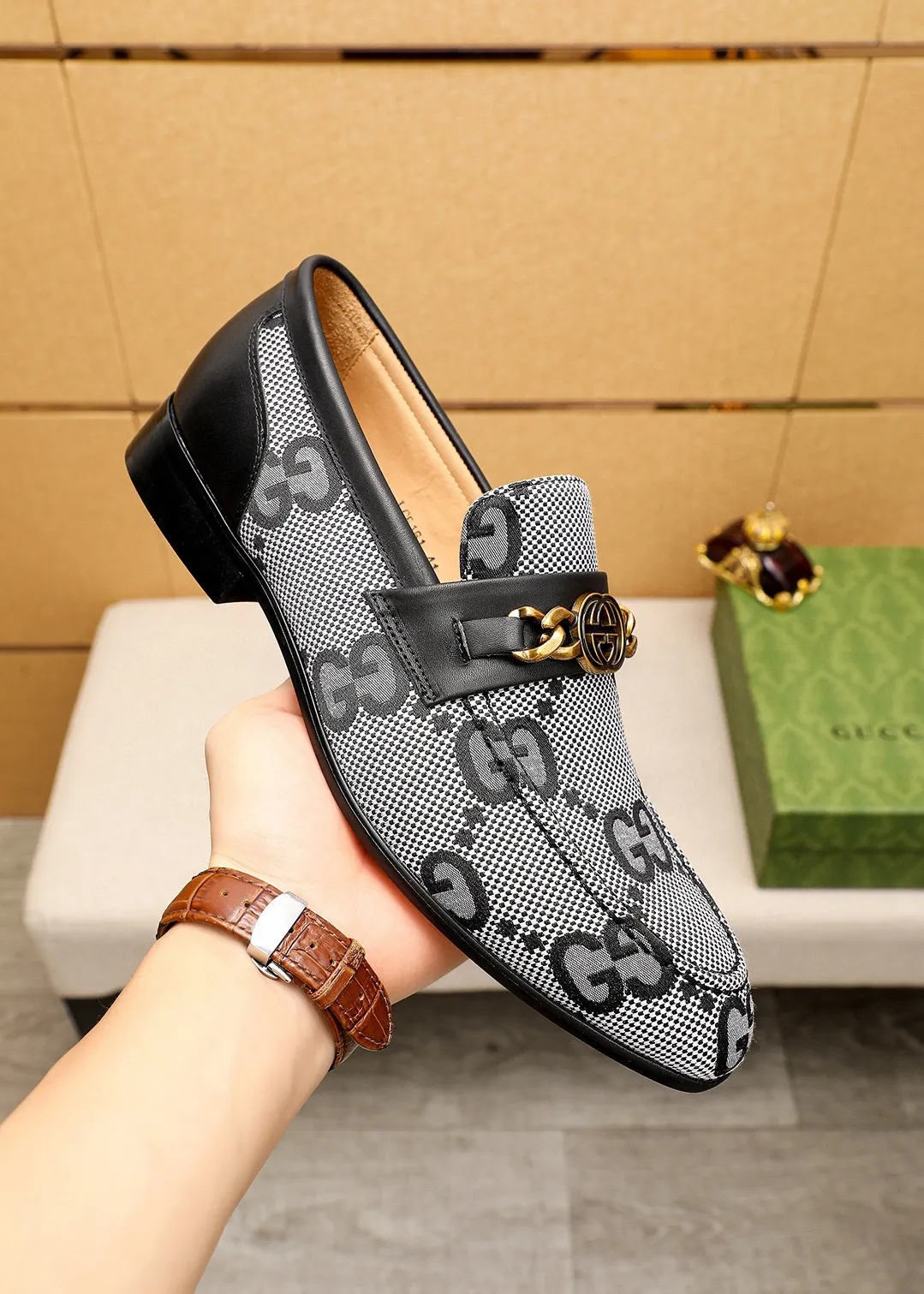 Men's shoes 💰462 💐 Product trademark: GUCCI "Gucci" casual leather shoes Regular size: 38-44 (45.46.47🉑️Customized) Product materials: Selected imported first-layer fabric upper + luxury hardware buckle, imported cowhide leather lining. Strong three-dimensional visual effect, original outsole color: 1⃣️color optional